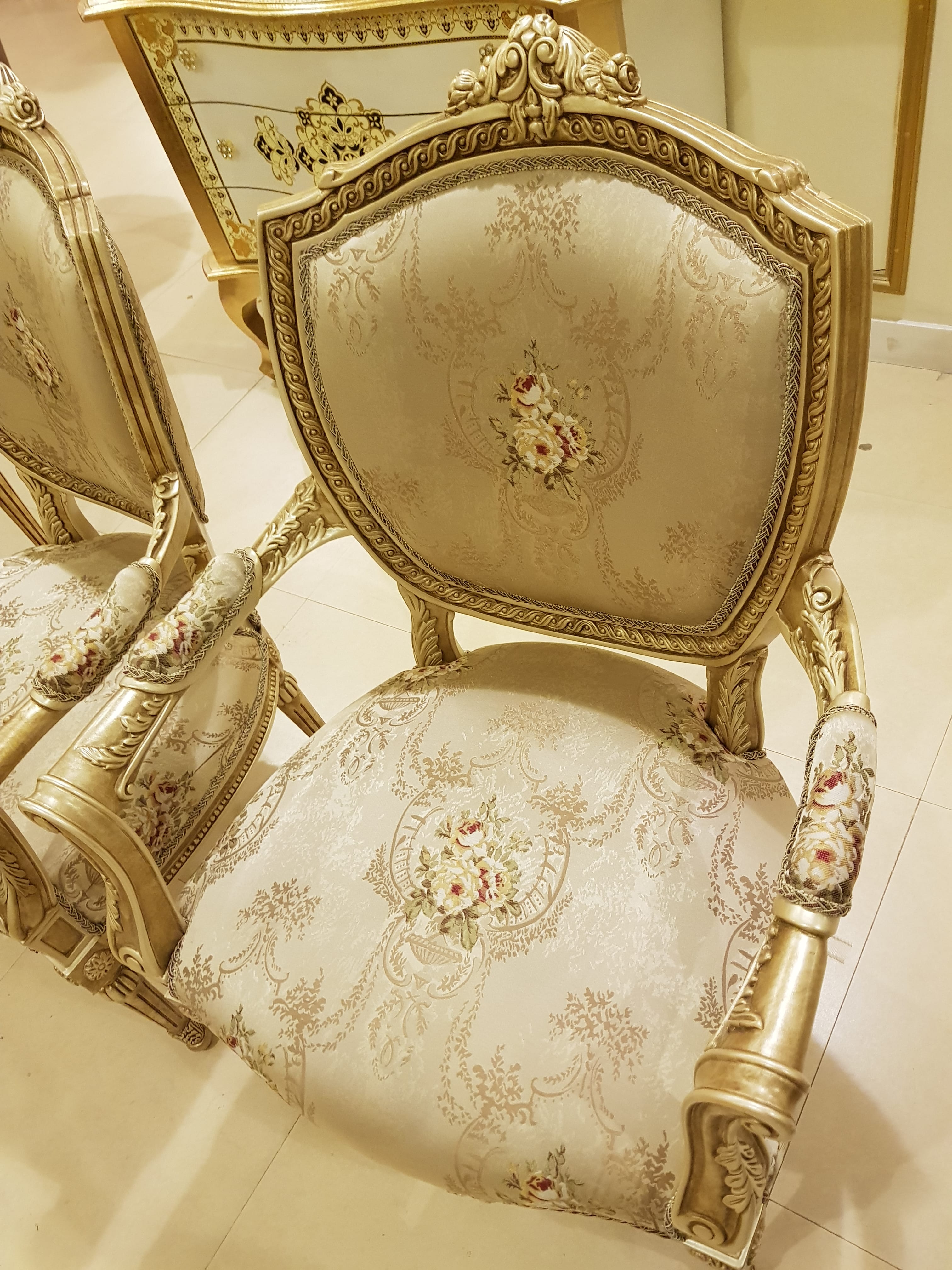 1 Best Chair Upholstery Dubai Repair, What Is The Best Fabric To Reupholster Dining Chairs In Dubai
